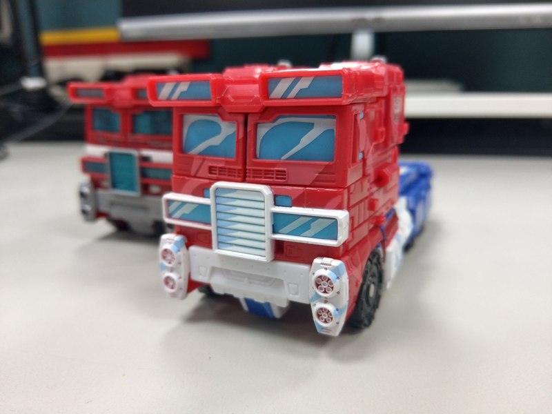 Transformers Siege Classic Animation Optimus Prime In Hand Photo Gallery 22 (22 of 24)